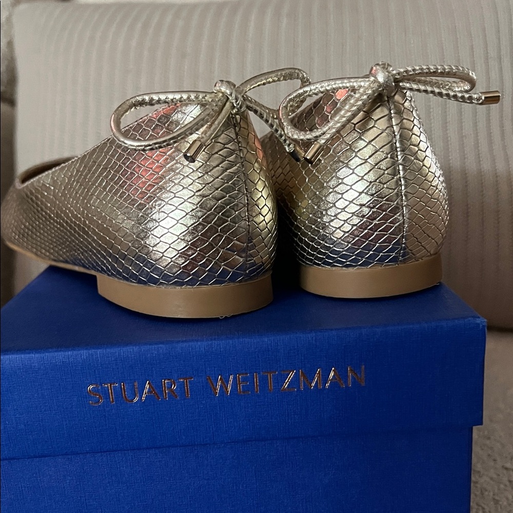 Stuart Weitzman Tieback Flat in Metallic platino/Gold Snake Leather